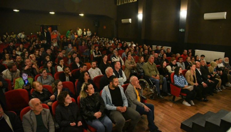 12 Gün Boyunca Keyifle İzlenen Tiyatro Festivali Sona Erdi (2)