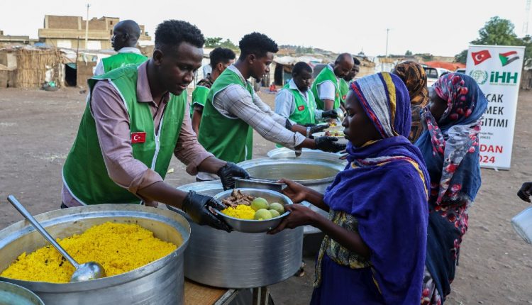 İHH, Sudan’a 161 konteyner yardım malzemesi ulaştırdı8